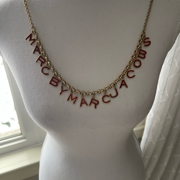 Marc Jacobs necklace is 2ft 10 inches long ..Can be worn as a trendy chain belt - Picture 1 of 3